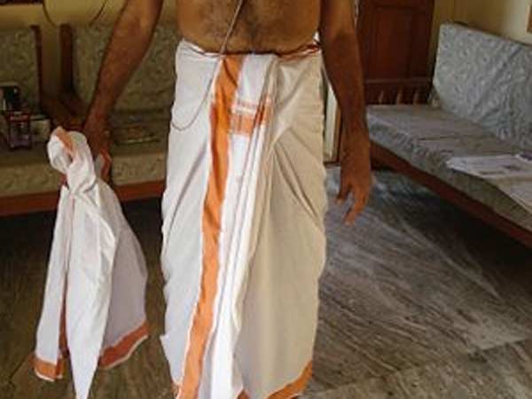 પૂજા સમયે સાફ અને પવિત્ર કપડાં પહેરવા જોઇએ