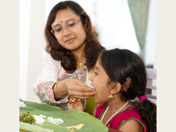 થાળીમાં રંગબેરંગી ભોજન પદાર્થ રાખો-