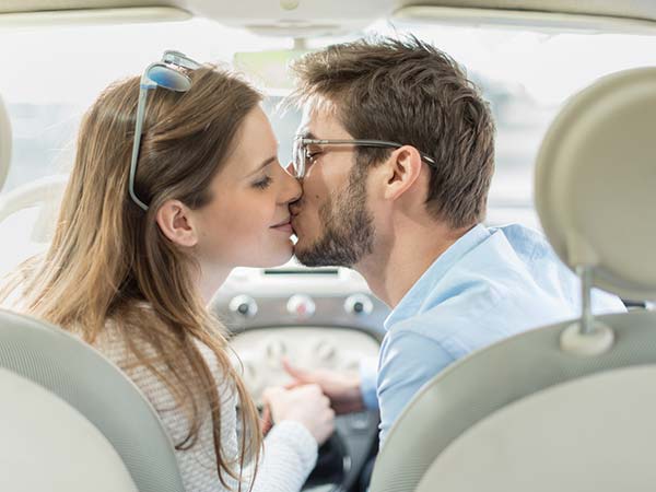 ઈટલી: ચાલતી કારમાં ના કરી શકો Kiss
