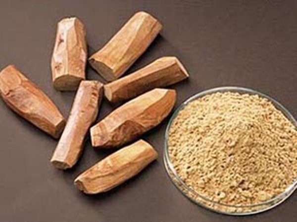 ૧. કેસર અને ચંદન પાવડર ફેસપેક-