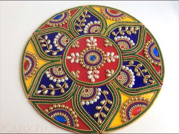 મોતી અને બીડ્સથી બનેલી રંગોળી