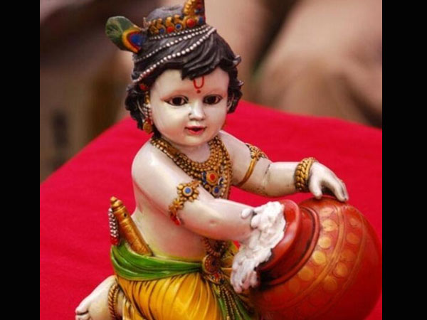 1. ઓમ દેવકી નંદનાય વિદેમ વાસુદેવે ધિમાહી તન્નો કૃષ્ણ પ્રચોદયાત