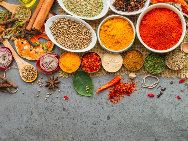 2. જડીબુટ્ટીઓ અને મસાલા: