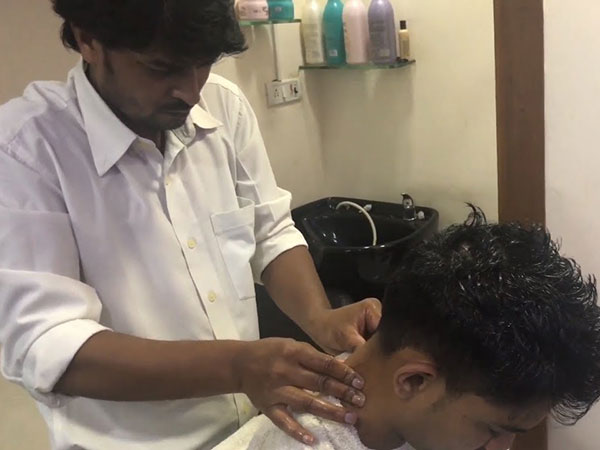 તે વ્યક્તિ એ વાળંદ ની મુલાકાત લીધી હતી
